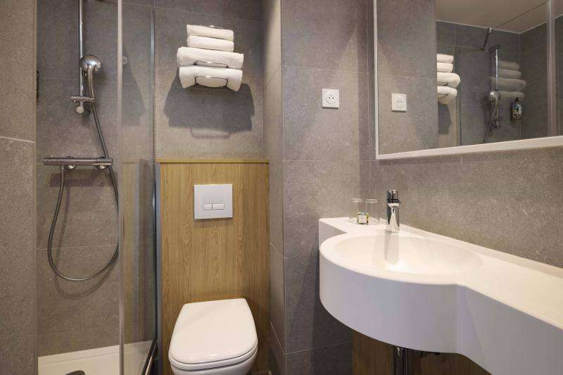 Hôtel Paris Louis Blanc - Bathroom